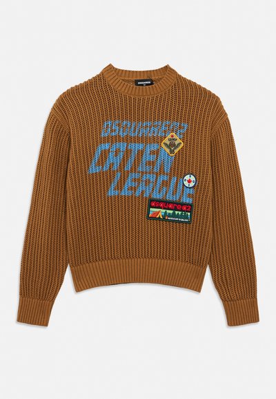 Pull en maille marron avec texte bleu "Dsquared2 Caten League" et trois écussons colorés sur le thème de l'aventure à l'avant.