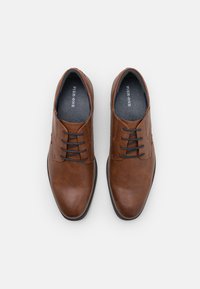 Chaussures habillées en cuir marron avec une finition lisse, un design à lacets et un bout arrondi. Présentent une semelle sombre et un branding subtil à l'intérieur.