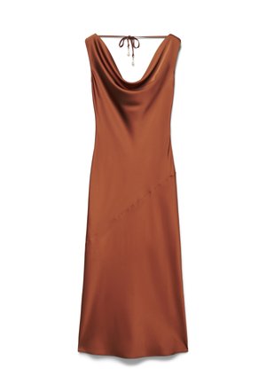 Vestito midi marrone senza maniche in raso con scollo a cappuccio e sottile laccio sul retro con tre perline pendenti.
