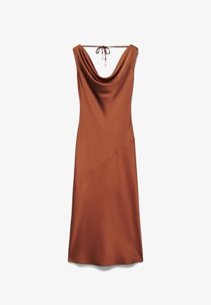 Vestito midi marrone senza maniche in raso con scollo a cappuccio e sottile laccio sul retro con tre perline pendenti.