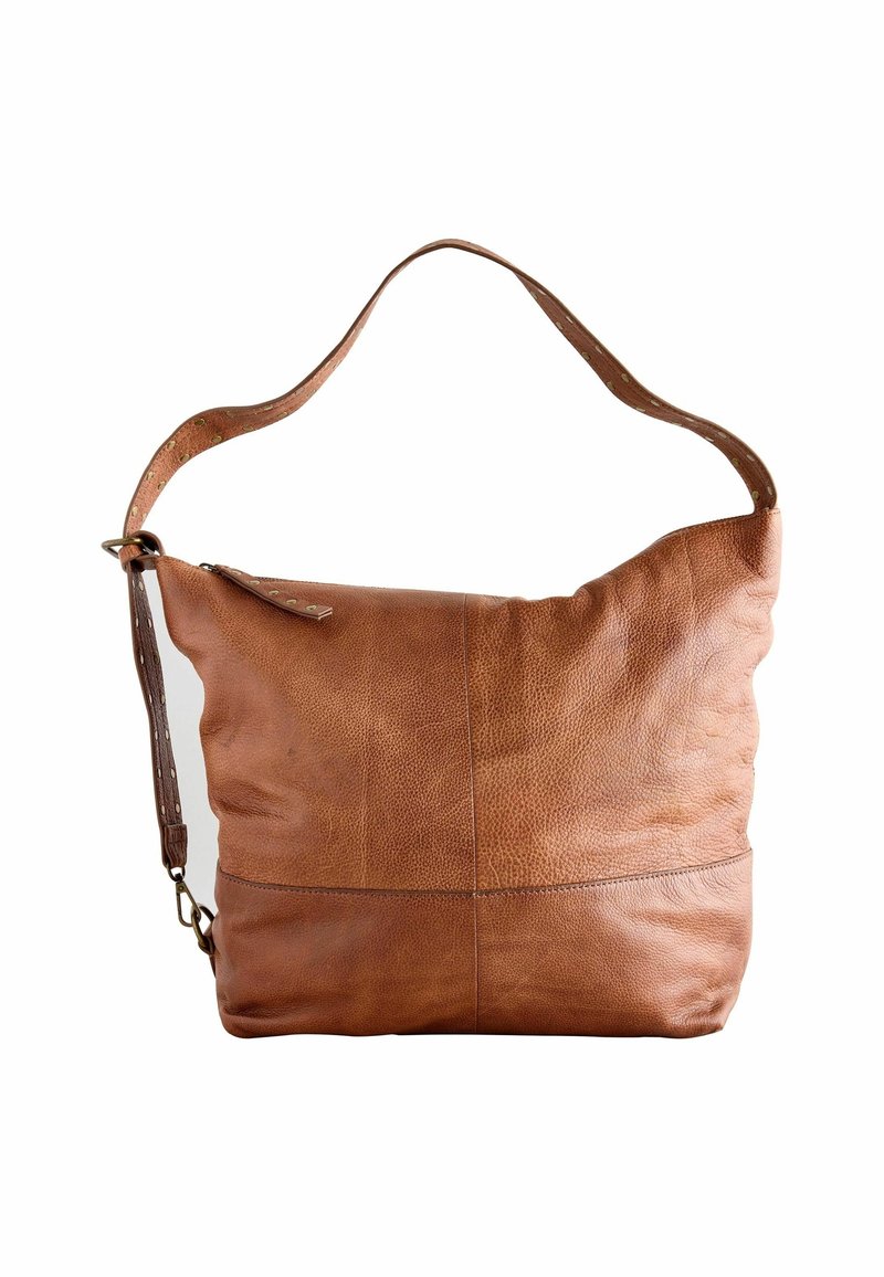 Sac à bandoulière en cuir marron avec texture granuleuse, sangle réglable avec trous et fermeture éclair sur le dessus, sur fond blanc.