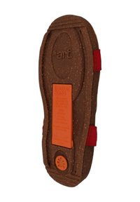 Suela de goma marrón con superficie texturizada, que presenta acentos de tela roja, una etiqueta rectangular naranja y un logo circular en la parte inferior.