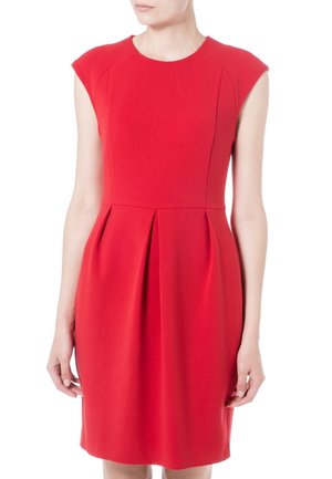 Abito rosso senza maniche con scollatura rotonda, gonna plissettata e corpetto aderente. Realizzato in tessuto liscio, con un colore uniforme e linee pulite.