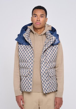 Gilet trapuntato beige con cappuccio blu, caratterizzato da un motivo a rombi, due tasche frontali e chiusura con zip. Tessuto morbido con un aspetto texturizzato.
