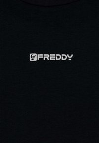 T-shirt nera in morbido tessuto con logo bianco "FREDDY" centrato sul davanti e scollatura tonda. Design leggero e minimal.