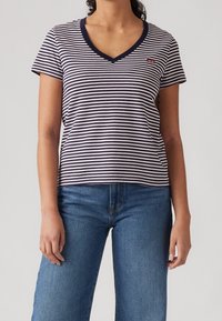 Camiseta de manga corta a rayas con escote en V en color marino y blanco, con un pequeño logo rojo de Levi's en el pecho. Corte casual, fabricada en algodón.