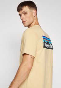 Patagonia LOGO - Tricou cu imprimeu - beeswax tan
