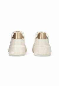 Baskets blanches avec une semelle texturée et des accents métalliques dorés au talon. Tige en matériau lisse avec un col rembourré pour le confort.