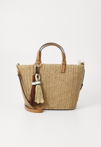 Borsa in paglia tessuta nei toni naturali con manici in pelle marrone, una tracolla removibile e dettagli con frange multicolori.