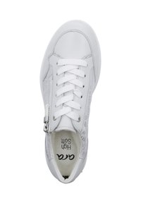 Weißes Leder-Sneaker mit runder Zehenform, flachen Schnürsenkeln, seitlichem Reißverschluss, weichem Innenfutter und geprägtem Textdetail an den Seiten.