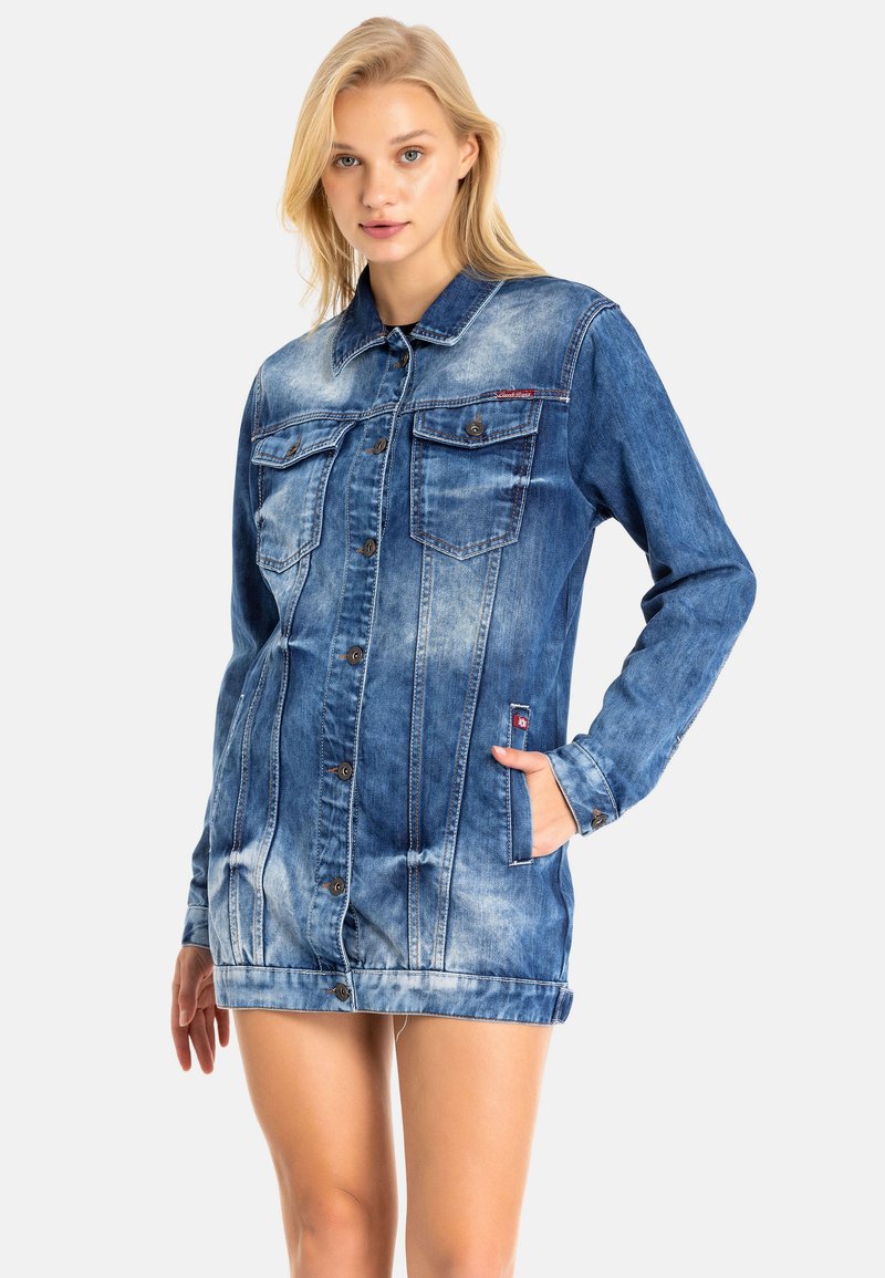 Spijkerjacket jurk, lichtblauw met vervaging, knoopsluiting, twee borstzakken, zijzak, lange mouwen en verstevigde stiksel.