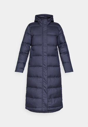 Navyblauw gewatteerd lang jasje met capuchon, met doorgestikte delen, voorop knopen en lange mouwen. Glad, glanzend stoffen textuur.