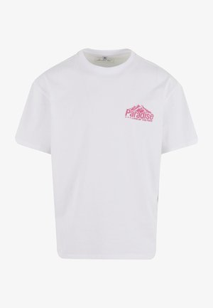 Fehér pamut póló rövid ujjal, kerek nyakkivágással, amelyen egy rózsaszín hegygrafika látható a "Paradise Land of the Free" felirattal.