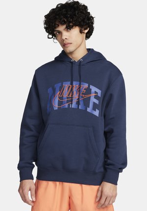 Sudadera azul marino con un gran gráfico del logotipo "NIKE" en azul claro y naranja. Cuenta con un bolsillo frontal y capucha con cordones, fabricada con una tela suave.