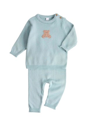 Lyseblåt strikket babyoutfit med lange ærmer, bukser, to brune knapper på skulderen og en lille bamse-lap på brystet.