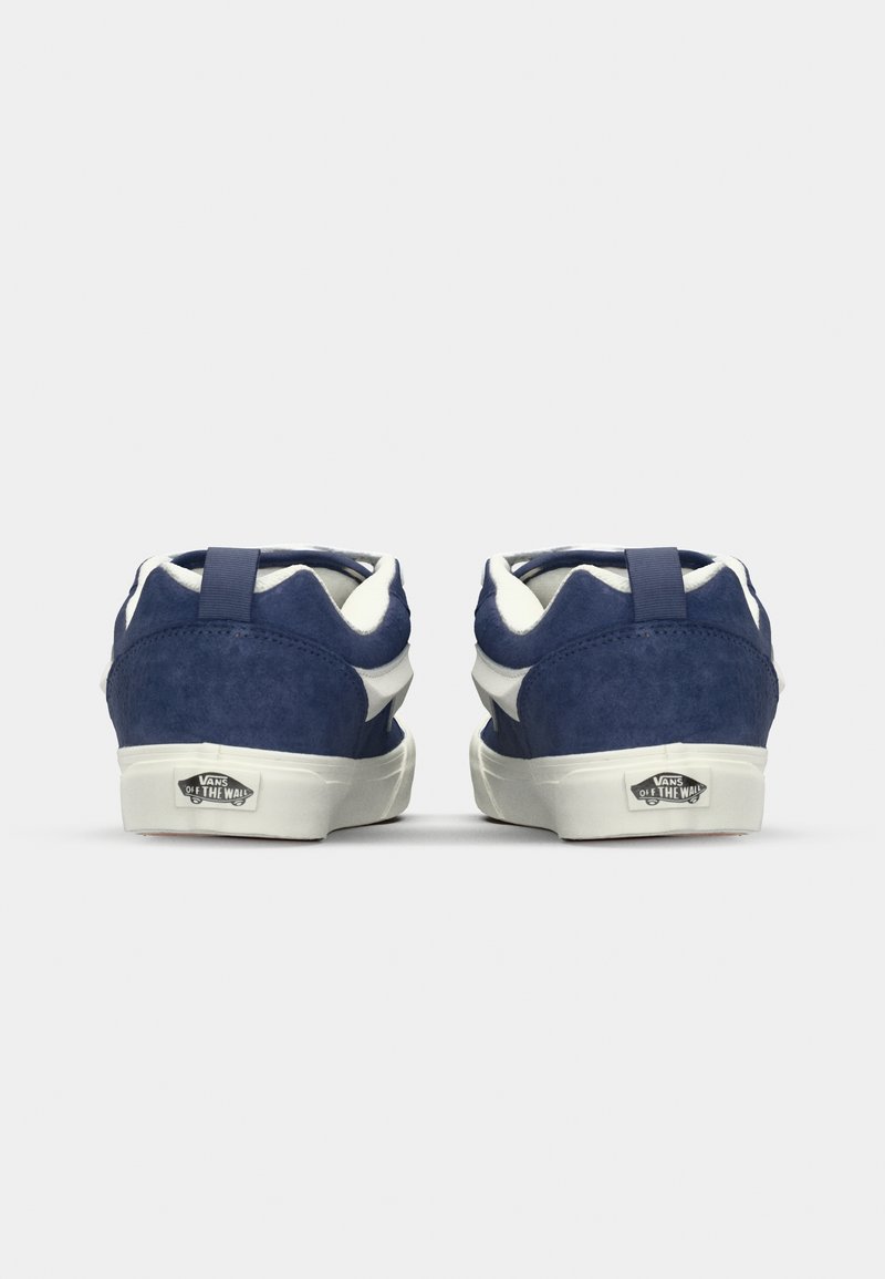 Marineblaue Wildledersneaker mit einem weißen Logo und Akzenten, im Low-Top-Design mit gepolstertem Schaft und einer Zuglasche hinten, Gummisohle.
