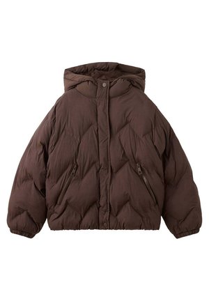 Chaqueta acolchada marrón con capucha, cremallera frontal oculta bajo una solapa con botones a presión, bolsillos laterales con cremallera y puños elásticos.