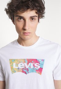 Levi's® GRAPHIC CREWNECK TEE - T-shirt estampada - white