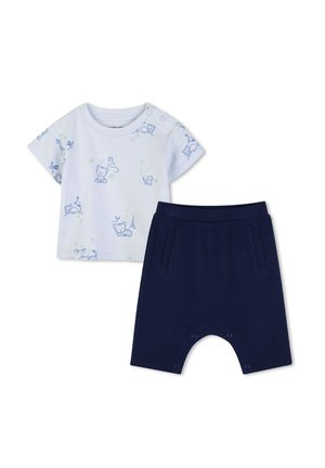 Wit baby T-shirt met korte mouwen en blauwe dierenprints, gecombineerd met marineblauwe shorts met voorzakken en drukknoopsluiting in het kruis.