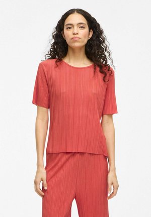 Haut rouge côtelé avec un col rond et des manches courtes. Présente une coupe décontractée, une texture doublée et est assorti à un pantalon coordonné.