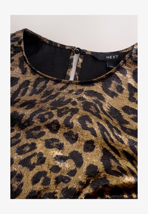 Leopardmønstret bluse med sort og guld mønster, der har rund halsudskæring, nøglehul-åbning og en glat, struktureret stof.