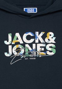 Hoodie di un blu navy scuro con una stampa grafica di "JACK & JONES" in lettere bianche in grassetto, arricchita da effetti di schizzi colorati e dettagli calligrafici.