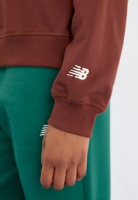 New Balance ATHLETICS CREST CREW - Melegítőfelső - rich oak