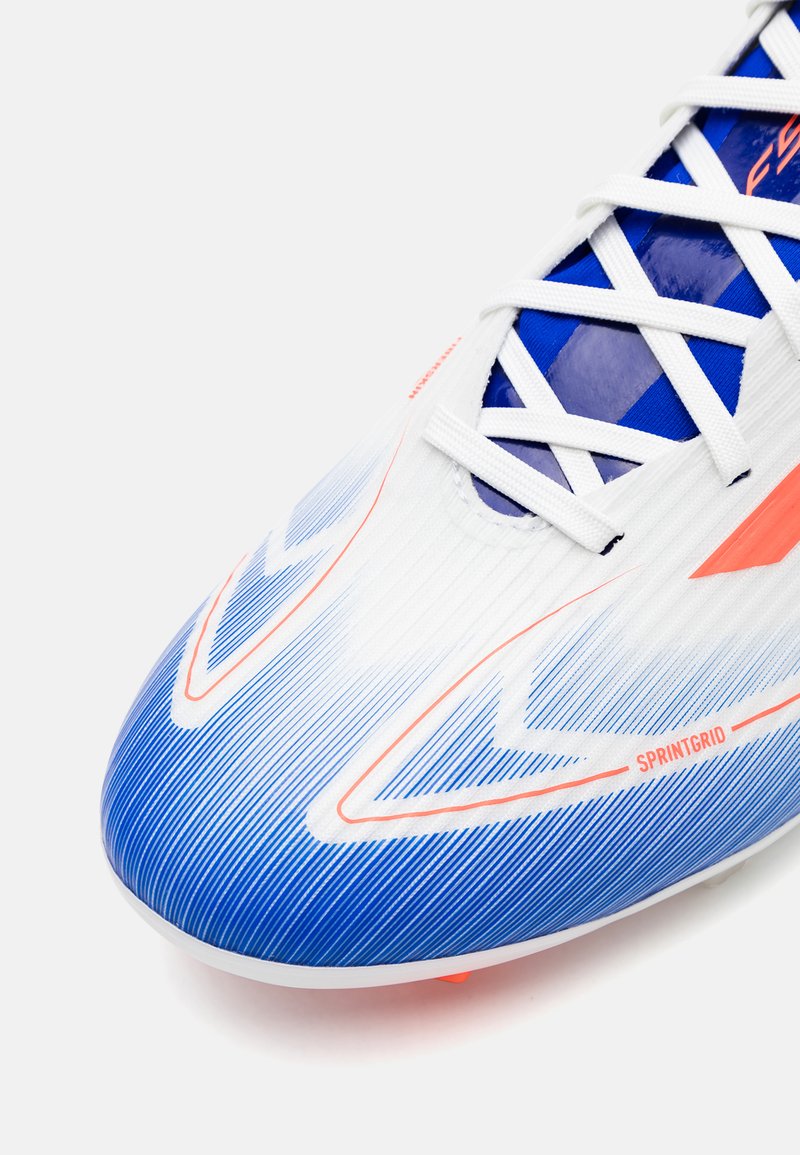 Fussballschuh mit einem Farbverlaufdesign in Weiß, Blau und orangefarbenen Akzenten. Texturierte Oberfläche und ausgeprägtes Sprint-Raster-Detail.