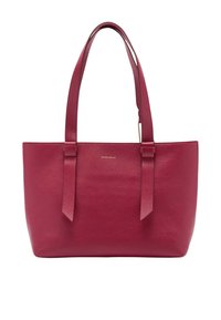 Sac fourre-tout en cuir rouge avec une texture granuleuse, deux poignées plates et un design minimaliste. Présente un logo subtil sur le devant.
