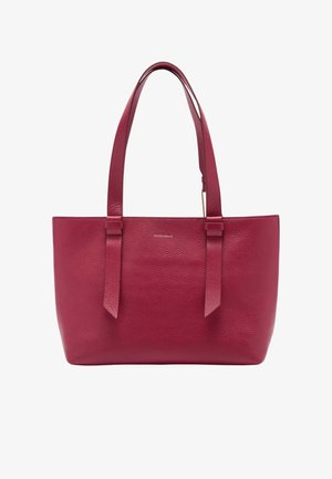 Czerwona skórzana torba tote o ziarnistej fakturze, z dwiema płaskimi uchwytami i minimalistycznym designem. Posiada subtelne logo na przodzie.