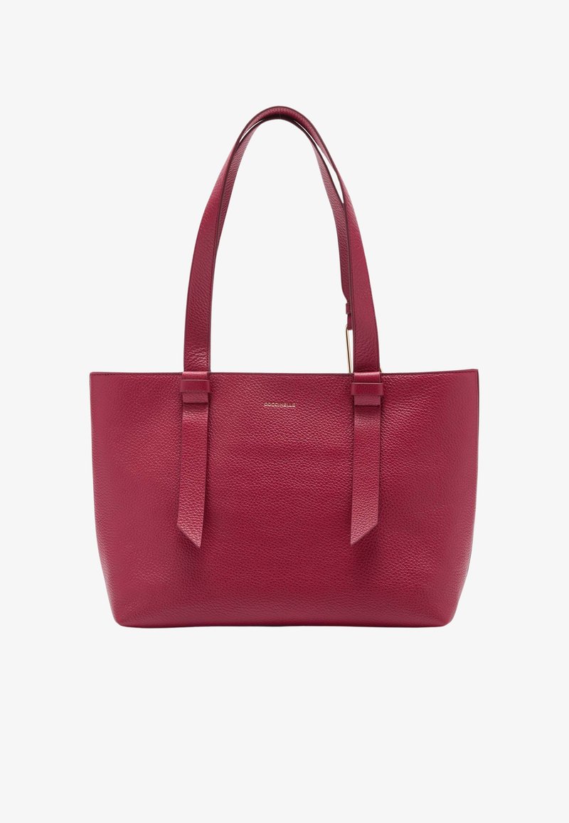 Borsa tote in pelle rossa con texture a granulato, due manici piatti e design minimalista. Presenta un logo sottile sulla parte anteriore.