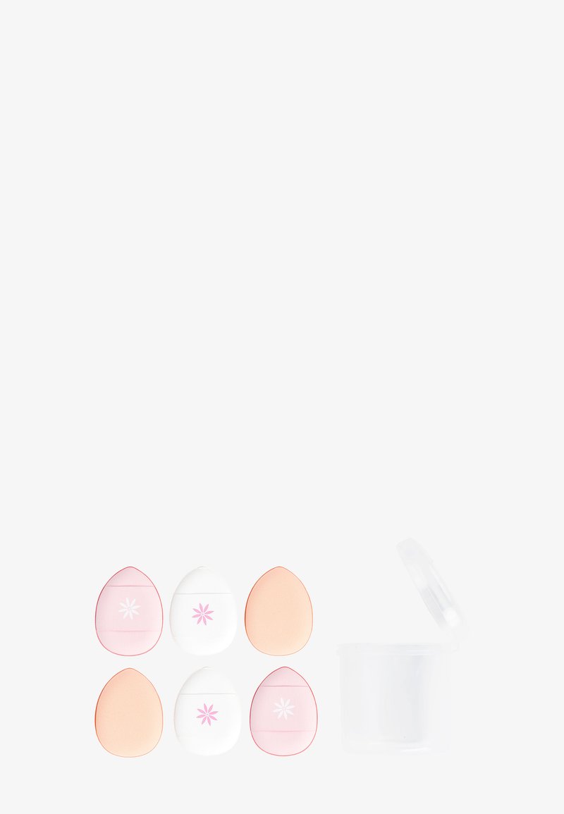 Set med sex sminksvampar i olika pastellfärger (rosa, persika, vit) med ett blommönster. Inkluderar en genomskinlig förvaringslåda med ett lock.