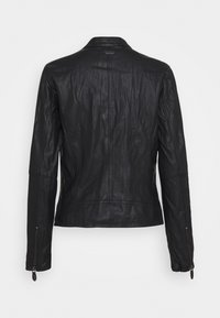 Veste en cuir noir avec une texture lisse, un design ajusté et des zips sur les manches. La vue de dos révèle des détails de couture et un col mandarin.