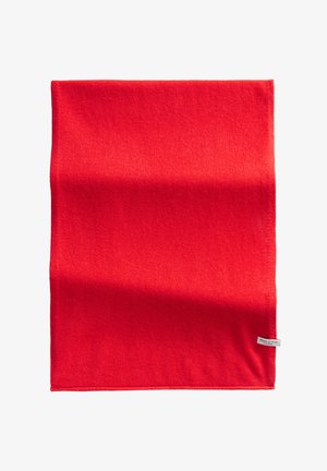 Roter Strickschal mit glatter Textur und sauberen Kanten. An einer Ecke befindet sich ein kleines Etikett mit Text.