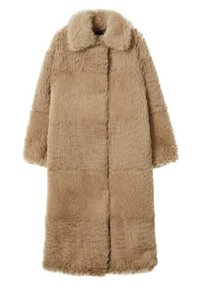 Long manteau beige en fausse fourrure avec large col et manches longues, conçu pour la chaleur et le style.