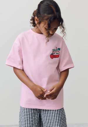 REGULAR FIT - GRAPHIC - Apdrukāts T-krekls - pink jam