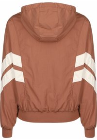 Brun huva jacka med vita diagonala ränder. Har elastiska muddar och nederkant, texturerat lätt material och en avslappnad passform.