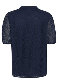 Marinblå kortärmad skjorta med ett strukturerat, öppet stickat mönster som omfattar diamantformer och spetsdetaljer, designad med en klassisk krage.
