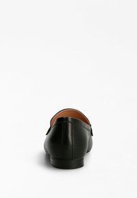 Zwarte leren ballerina's met een ronde neus, minimale stiksels en een kleine hak. De binnenkant is bruin, met een gladde afwerking.