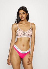 Calvin Klein Underwear THONG ICON COTTON MODAL - Tanga - raspberry sorbet