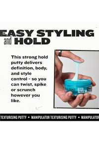 Mano sosteniendo un frasco azul de Bed Head Manipulator masilla texturizante, dedo tirando de una masilla azul claro pegajosa y elástica.