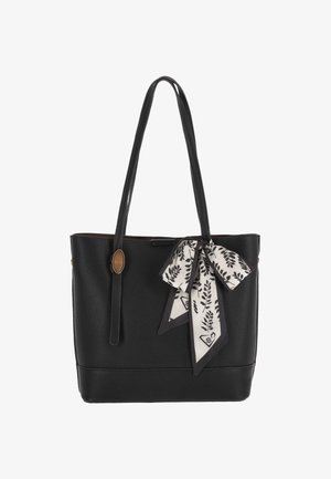 Zwarte leren totebag met een gestructureerd oppervlak, twee lange handvatten en een decoratieve witte sjaal met een bladerenpatroon aan de voorkant geknoopt.