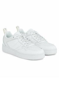 Sneakers bianchi in pelle con una texture liscia, caratterizzati da un design a basso profilo, punta perforata e lacci piatti. Accentuati da una suola in gomma bianca.