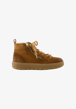 Brauner Wildleder-High-Top-Sneaker mit dicker Gummisohle, flauschigen Schnürsenkeln, seitlichem Reißverschluss und Zuglasche an der Ferse.