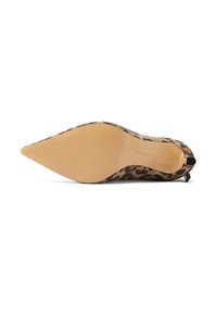 Scarpa con tacco alto in stampa leopardata con punta affusolata. Realizzata in materiale morbido, presenta una suola di colore chiaro con dettagli testurizzati.