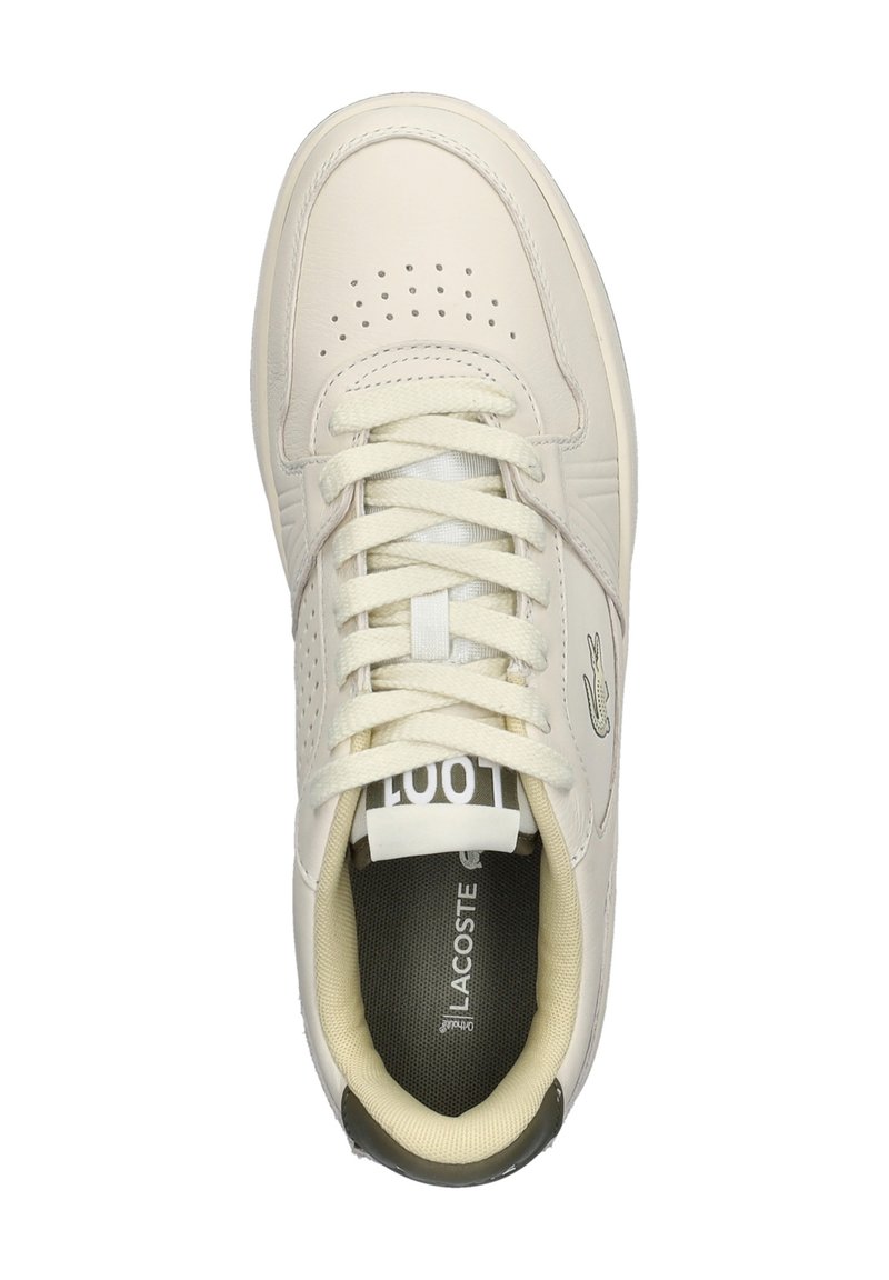 Witte leren sneaker met geperforeerde details, beige veters en groene accenten. Heeft een gestructureerde binnenzool en een merklogo aan de zijkant.