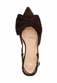 Décolleté in suede marrone a punta con un grande fiocco decorativo nella parte anteriore e cinturino alla caviglia. Soletta interna liscia e tacco sottile. Testo del marchio visibile.