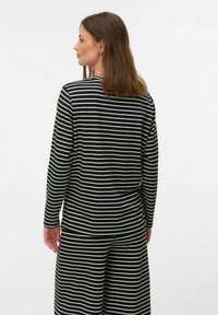 Zwart-wit gestreepte lange mouwen top, gemaakt van lichte stof, met een ronde halslijn en een ontspannen pasvorm, zichtbaar van de achterkant.