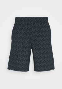 Shorts noirs avec un motif texturé de lettres superposées, taille élastique, longueur jusqu'aux genoux et tissu léger.