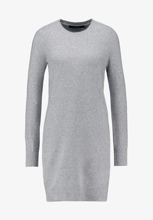 Robe en tricot grise avec des manches longues, un col rond et des poignets et un ourlet côtelés. Texture lisse sans motifs ni détails métalliques.
